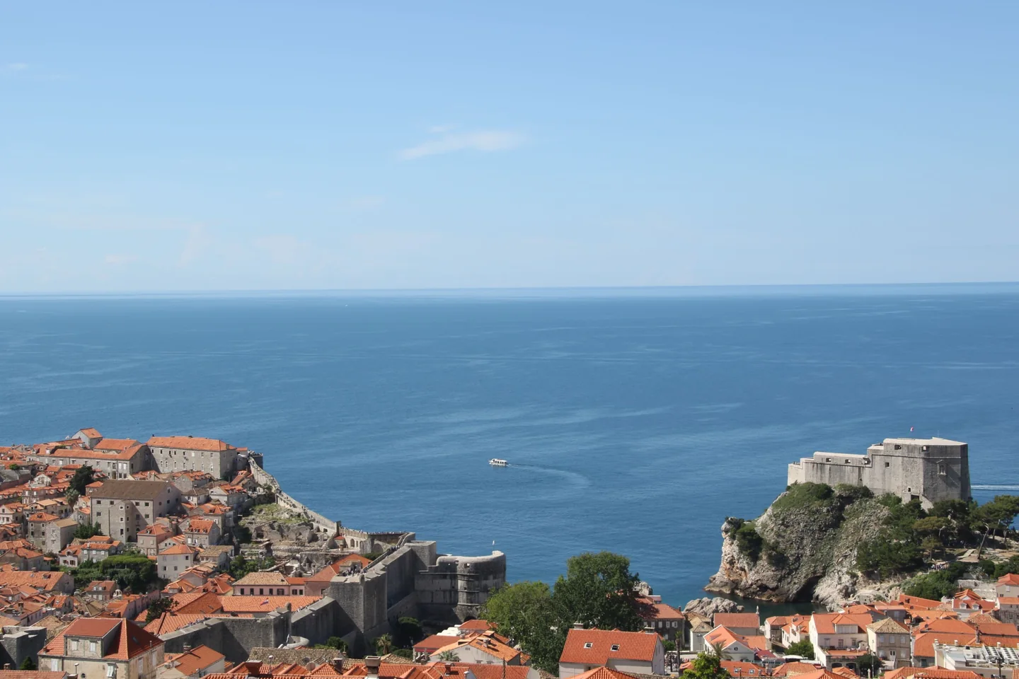 Die Stadtmauern von Dubrovnik und die Festung Lovrijenac über der Adria