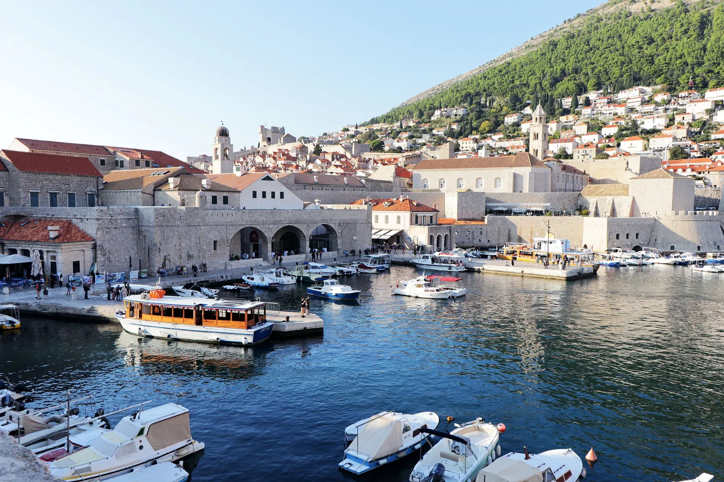 Barcos en el puerto viejo de Dubrovnik, bajo las murallas