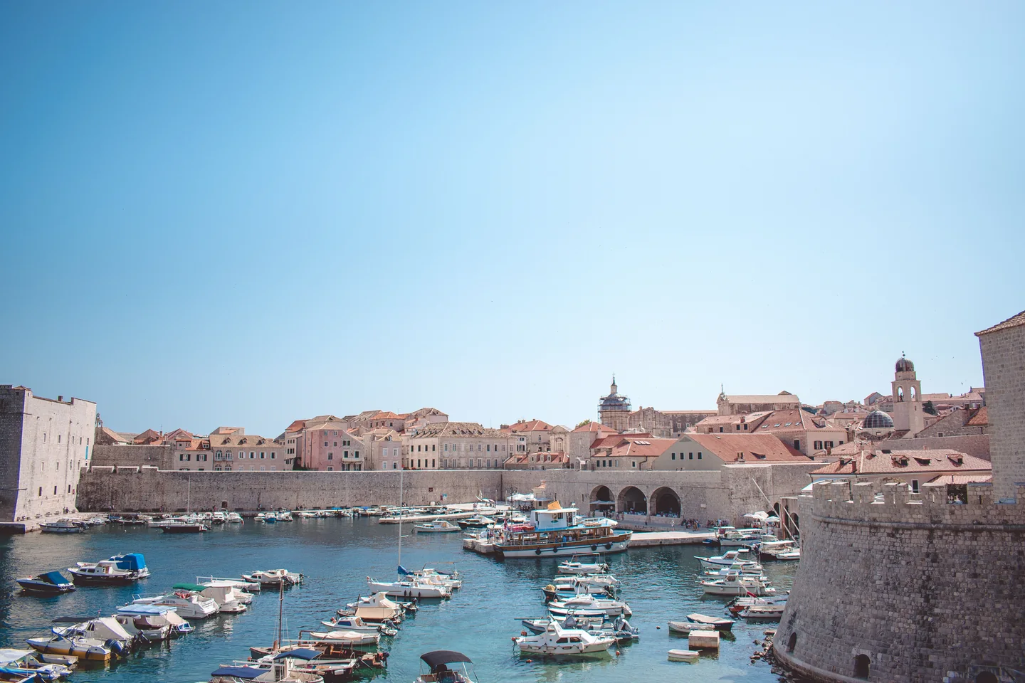 Boote im alten Hafen von Dubrovnik unterhalb der Stadtmauern