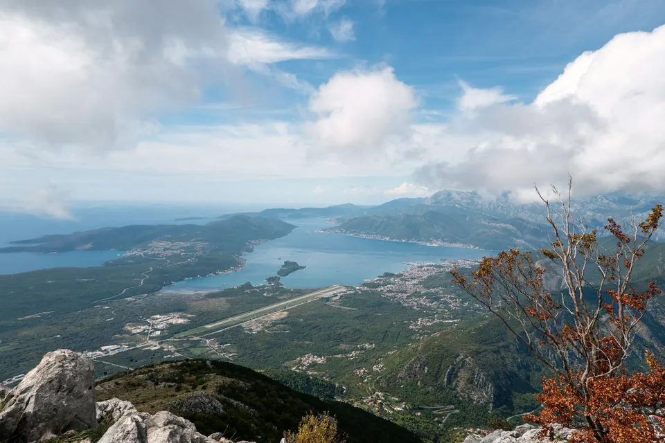 La bahía de Kotor y Tivat vistas desde las montañas